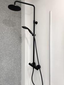 圣塞瓦斯蒂安MILA I Local Rentss的黑灯坐在白色墙边