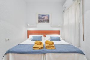 Ένα ή περισσότερα κρεβάτια σε δωμάτιο στο Apartamento Velimar a pie de playa +16 φωτογραφίες