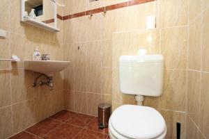 Ένα μπάνιο στο Apartments Frideric +7 φωτογραφίες