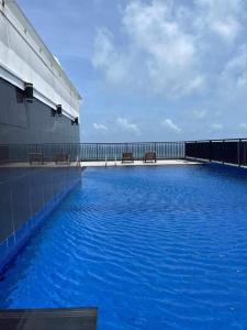 een zwembad met twee banken op een gebouw bij Paradise in Mount Lavinia in Dehiwala