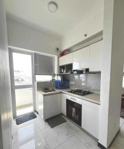 een keuken met witte kasten en een groot raam bij Paradise in Mount Lavinia in Dehiwala