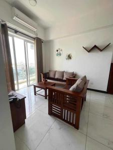 een woonkamer met een bank en een tafel bij Paradise in Mount Lavinia in Dehiwala