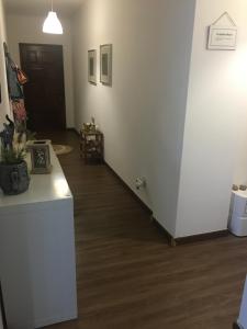un salon avec un mur blanc et un couloir dans l'établissement Quarto junto ao El Corte Inglés, à Vila Nova de Gaia