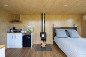 Kuchyň nebo kuchyňský kout v ubytování Kit's Cabin Outdoor Baths Log Burner Queenstown