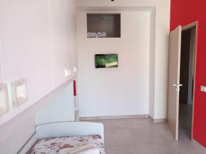 a staircase with a white chair and a tv on the wall at Da Nonna Melina by Holiday World in Licata