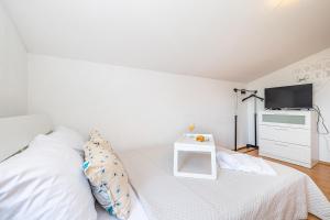 Ένα ή περισσότερα κρεβάτια σε δωμάτιο στο Holiday house CHARMING with private pool