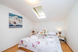 Ένα ή περισσότερα κρεβάτια σε δωμάτιο στο Holiday house CHARMING with private pool