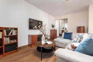 Televisyen dan/atau pusat hiburan di Apartament Mokotów -basen-