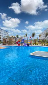 Bazén v ubytování Azur One Eleven Hotel Alamein nebo v jeho okolí