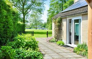 Κήπος έξω από το Gorgeous Home In Arnemuiden With Wifi