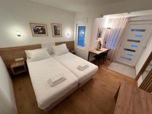 Postel nebo postele na pokoji v ubytování A-Rooms Serviced Accommodation in Mostar