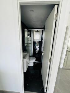 英格兰海滩JeLe Guest Room的带马桶和水槽的浴室 更多7张照片
