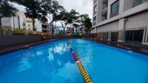 Bazén v ubytování Vinh Hoi Apartments - Luxury Apartment Furnished Suites nebo v jeho okolí