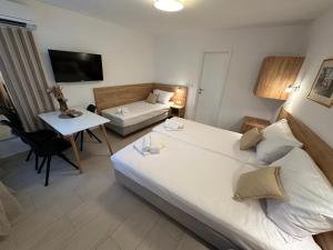 Postel nebo postele na pokoji v ubytování A-Rooms Serviced Accommodation in Mostar