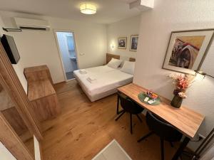 Postel nebo postele na pokoji v ubytování A-Rooms Serviced Accommodation in Mostar