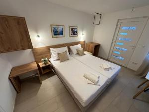 Postel nebo postele na pokoji v ubytování A-Rooms Serviced Accommodation in Mostar