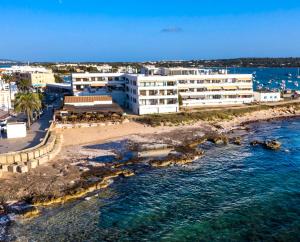 an aerial view of a hotel on the beach at Apartamentos El Puerto, La Savina in La Savina