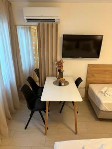 TV a/nebo společenská místnost v ubytování A-Rooms Serviced Accommodation in Mostar
