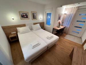 Postel nebo postele na pokoji v ubytování A-Rooms Serviced Accommodation in Mostar