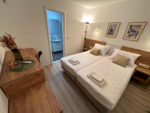 Postel nebo postele na pokoji v ubytování A-Rooms Serviced Accommodation in Mostar