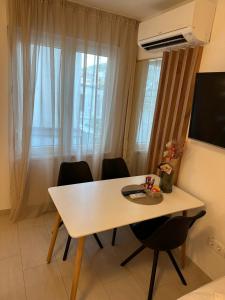 TV a/nebo společenská místnost v ubytování A-Rooms Serviced Accommodation in Mostar