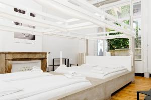 two beds in a room with a fireplace at B&B DRUUM in Brussels