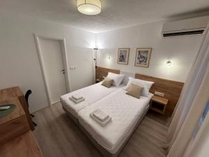 Postel nebo postele na pokoji v ubytování A-Rooms Serviced Accommodation in Mostar