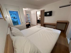 Postel nebo postele na pokoji v ubytování A-Rooms Serviced Accommodation in Mostar