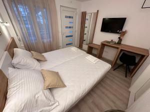 Postel nebo postele na pokoji v ubytování A-Rooms Serviced Accommodation in Mostar