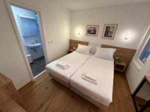 Postel nebo postele na pokoji v ubytování A-Rooms Serviced Accommodation in Mostar