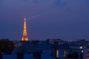 Blick auf den Eiffelturm in der Nacht in der Unterkunft Eiffel tower view and terrace in Paris