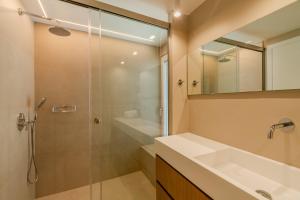 Un baño con ducha de cristal y lavabo. en Dreamy 2 BD Apt in the Heart of the city by Hospi, en Heraclión 20 fotos más