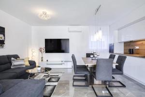 Μια τηλεόραση ή/και κέντρο ψυχαγωγίας στο Luxury Villa Mariva with heated pool