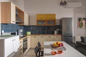 Una cocina con una mesa con un bol de fruta encima. en Diamanti Residence Beachfront Green apt-Ligaria, en Ligaria