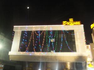 un edificio con luces de Navidad delante de él en Hotel G-Square - Shirdi, en Shirdi