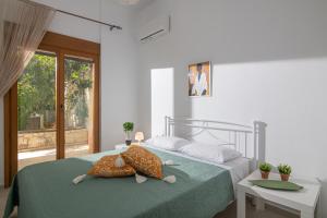 Un dormitorio con una cama con un edredón verde. en Diamanti Residence Beachfront Green apt-Ligaria, en Ligaria