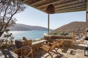 KollimpithraRabela's的一个带椅子的庭院,享有水景