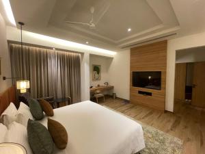 TV a/nebo společenská místnost v ubytování Regency Tuticorin by GRT Hotels