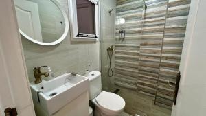 a bathroom with a toilet and a sink and a mirror at Estudio de Mia in Cádiz