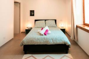 a bedroom with a bed with two pillows on it at Appart 5 Charmant 2 pièces avec parking in Aix-les-Bains