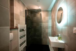 a bathroom with a sink and a shower with a mirror at Appart 5 Charmant 2 pièces avec parking in Aix-les-Bains +4 photos