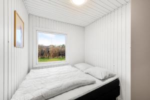 Un pat sau paturi într-o cameră la Lovely Newly Renovated Holiday House - 1005