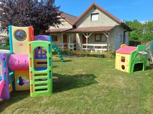 Herní místnost nebo prostor pro děti v ubytování Domki Pirat