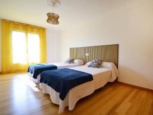 Giường trong phòng chung tại Apartamento en el casco histórico de Cambados