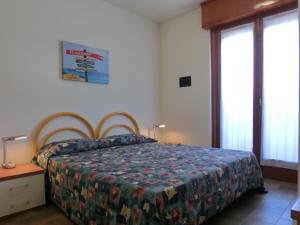 - une chambre avec un lit doté d'un couvre-lit coloré dans l'établissement Salisburgo, à Lignano Sabbiadoro