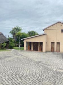 un edificio su una strada di ciottoli di fronte di The blue room Serengeti a Phalaborwa