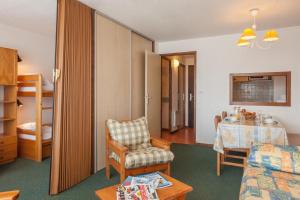 een kamer met een bed, een stoel en een tafel bij Résidence Pierre & Vacances Les Mouflons I et II in Le Praz de Lys