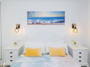 1 dormitorio con 1 cama y 2 mesitas de noche blancas en Cubo's El Faro Beach Apartment with Pool, en Mijas Costa 37 fotos más