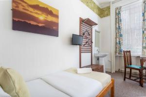 Postel nebo postele na pokoji v ubytování St Athans Hotel