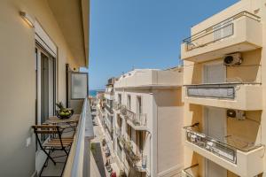 Un balcón de un edificio con vista al mar. en Dreamy 2 BD Apt in the Heart of the city by Hospi, en Heraclión